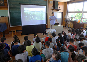 市内の小学校で授業